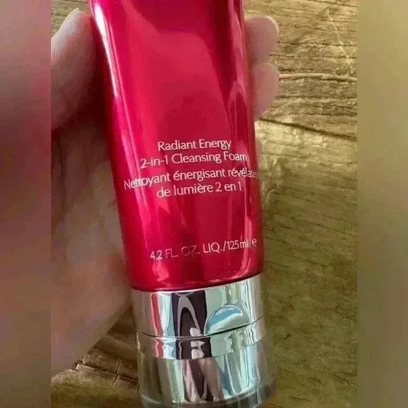 Estée Lauder Nutritious Super-Pomegranate Radiant Energy 2-in-1 Cleansing Foam - Picture 3 of 5
